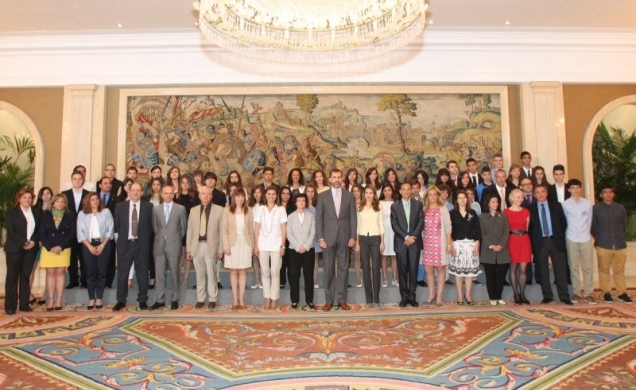 Fotografía de grupo de Sus Altezas Reales los Príncipes de Asturias con una representación del Instituto de Enseñanza Secundaria "Prado de Santo Domin